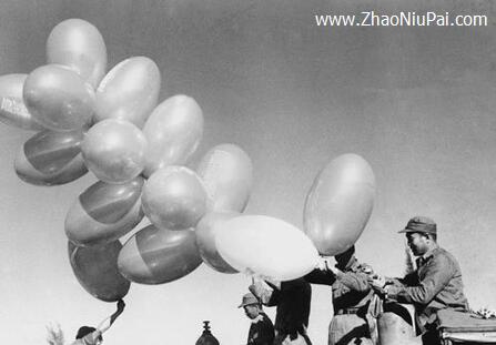 1962年，金门国民党驻军日常施放空飘气球的情形