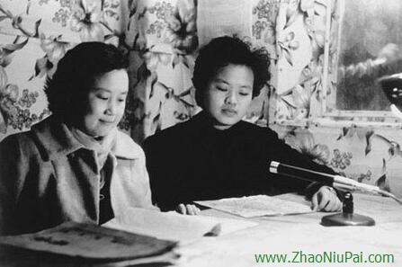 1959年，国民党“金门前线电台”的播音员正在播音