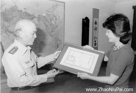 1981年，邓丽君获国民党“国防部总政战部主任”王升颁发功绩奖状