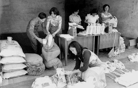 1976年，金门空飘工作人员准备空飘至大陆的大米