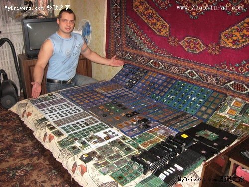 俄罗斯人展示所搜藏的上千颗CPU