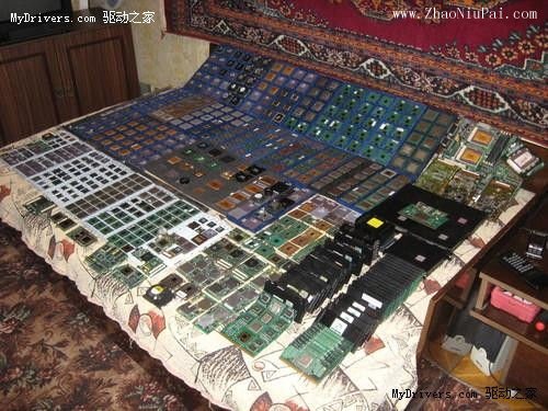 俄罗斯人展示所搜藏的上千颗CPU