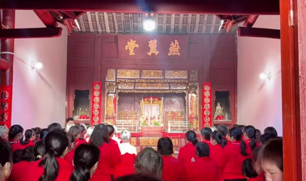乌羽屋女姑齐聚燕翼堂.jpg