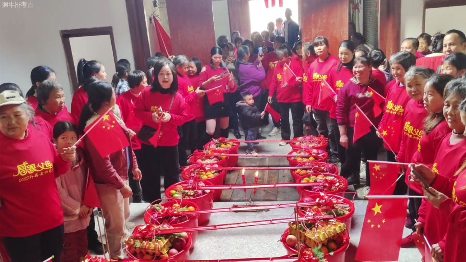 小水上营场屋女姑团聚在启珍公祠.jpg