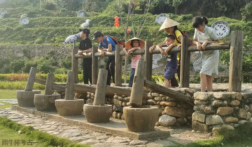 踏碓舂米，如今成了亲子旅游项目.jpg