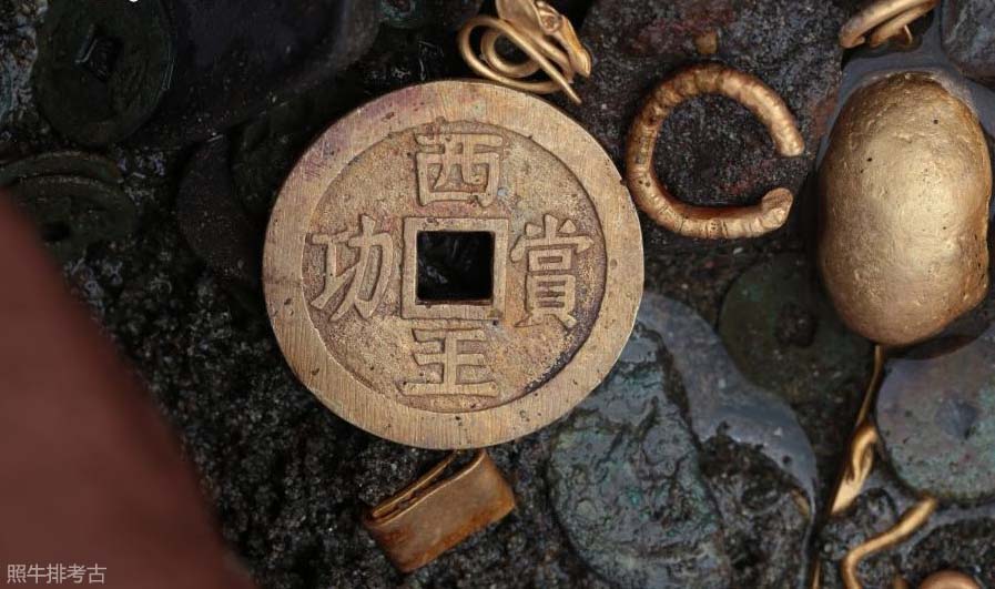 江口沉银发掘现场的西王赏功金币.jpg
