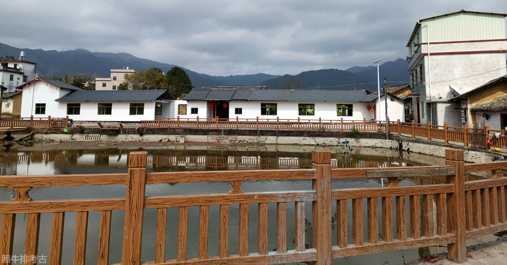 廷株公祠前巨大的半月形池塘.jpg