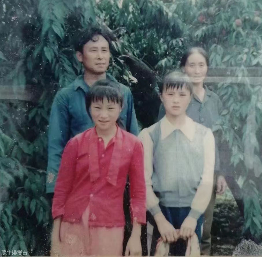 谢朝发与家人.jpg