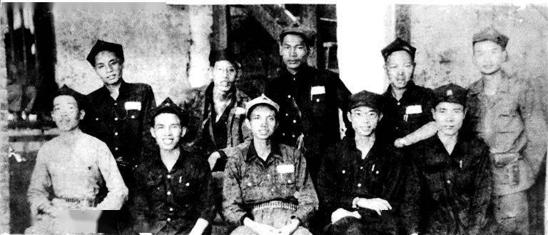 连平县人民政府第一届领导班子，前排中为邓基.jpeg