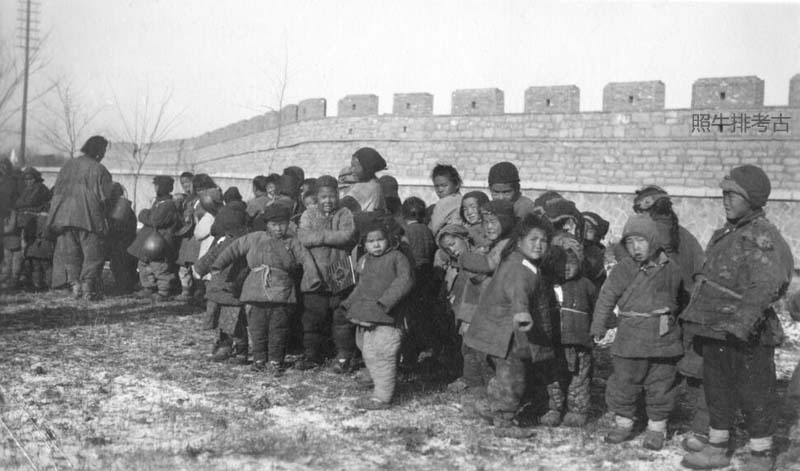 1928年山东济南寻找食物的难民.jpg