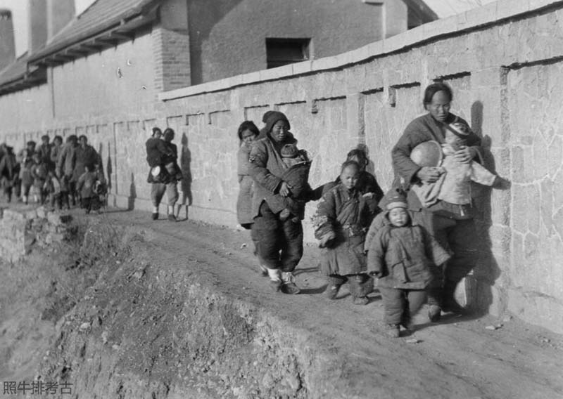 1928年山东济南饥荒中寻找食物的难民.jpg